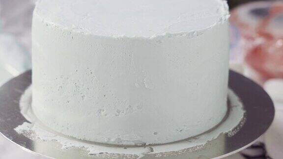 涂上奶油糖霜的三层香草蛋糕