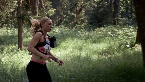 SLOMODS女子在森林里跑马拉松