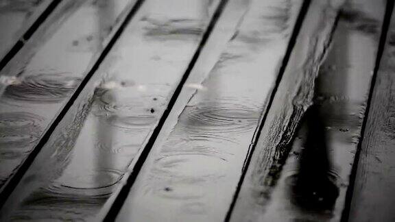 雨水洒在露台的木地板上