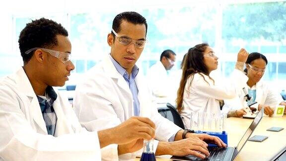 不同的化学家或化学学生从事科学实验
