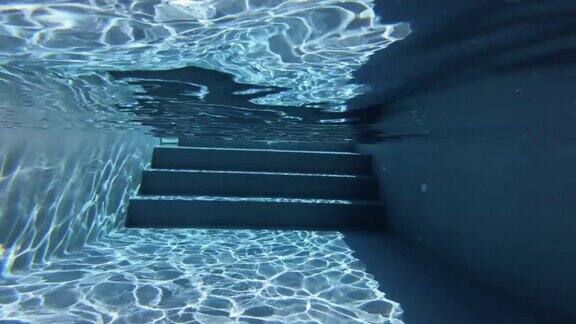 在游泳池里游泳的男子:夏天在意大利放松