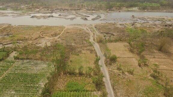用挖泥船对河道进行清理和加深印尼爪哇