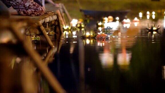 在泰国清迈的腊通传统节日里不知名的人手漂浮的腊通