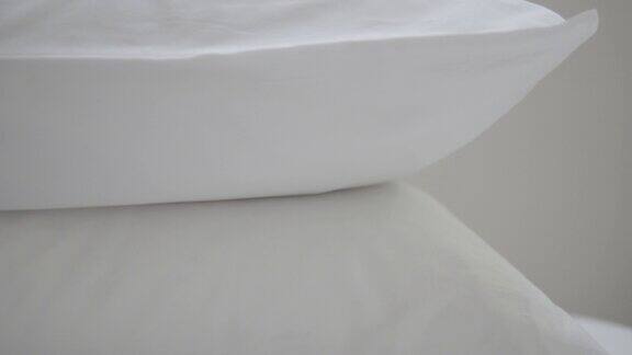 床上有干净舒适的白色枕头