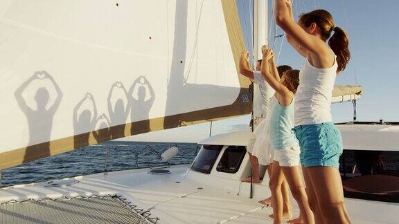 快乐的白人家庭在游艇上玩简单的游戏