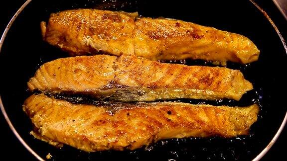 三文鱼片是在平底锅里煎的新鲜鲑鱼-海鲜高清格式
