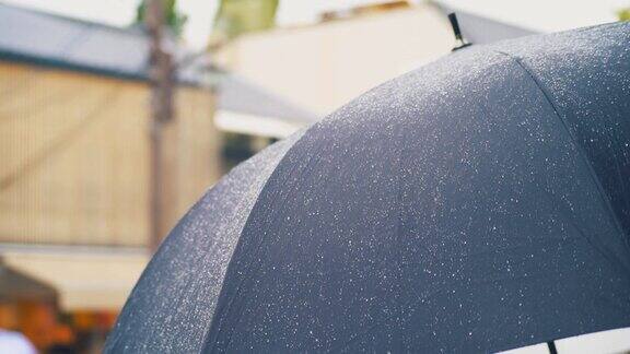 在日本的雨天拥挤