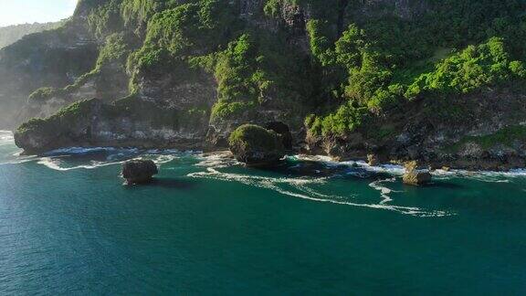 巴厘岛的神奇悬崖岩石和海洋鸟瞰图