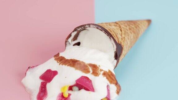 冰淇凌融化孤立在地板上蓝色和粉红色的背景
