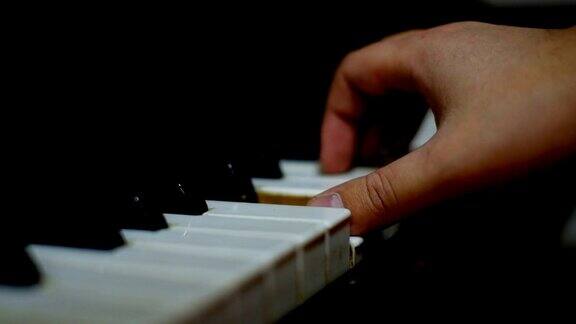 在一架旧钢琴上弹奏