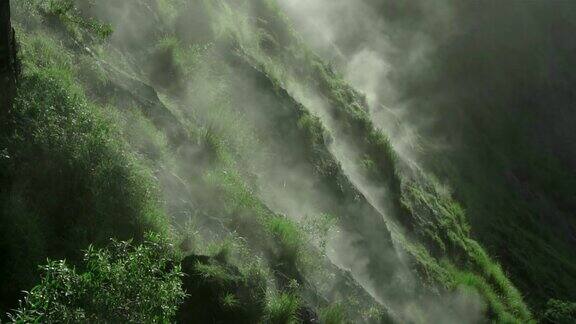 绿色的山谷形成于火山与烟尘土由硫化氢