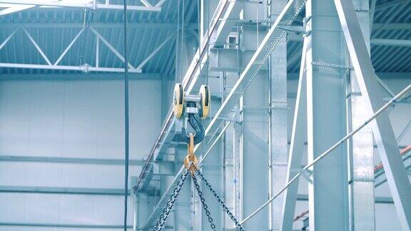 吊重链条的金属钩设备在工厂