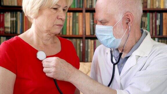 男专业医生在工作用听诊器听诊病人肺部的男医生