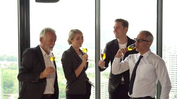 一群商务人士开着香槟庆祝公司聚会的成功欢呼在高层建筑的城市背景上举起酒杯敬酒