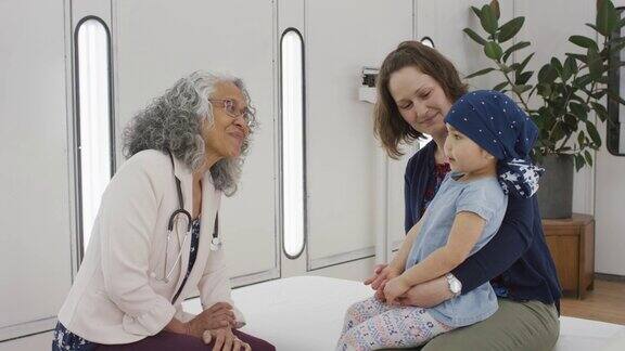 女儿科医生会见病人和她的母亲