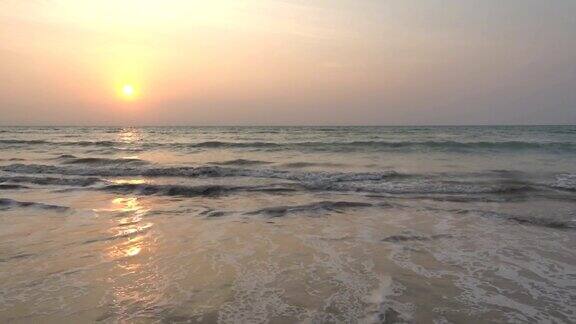 海滩和海边的日落