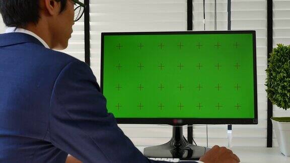 商人使用电脑绿色屏幕色度键