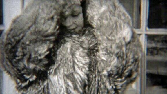 1938年:年轻的女孩穿着妈妈的皮大衣
