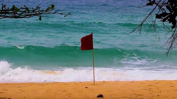 泰国普吉岛湾内通海滩红旗碧蓝清澈海水