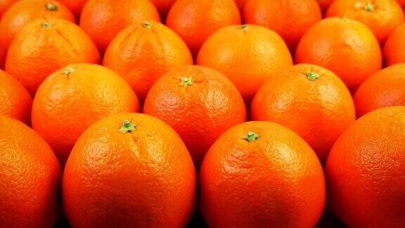 超市里一排排的橙子