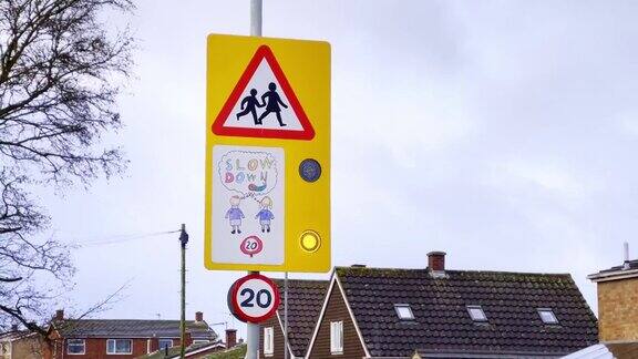 英国学校附近的儿童十字路口和限速路标