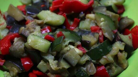 美味的清蒸蔬菜放在绿色的盘子里随时可以吃