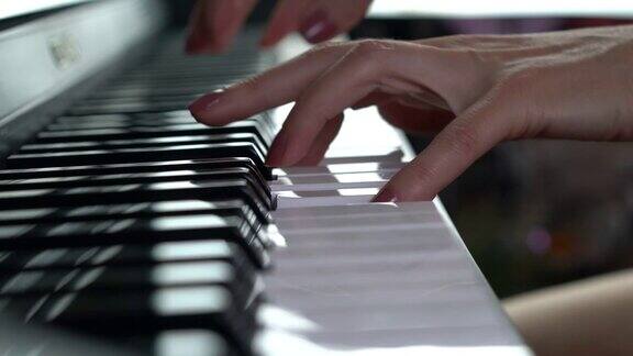 一个女人在弹钢琴的特写