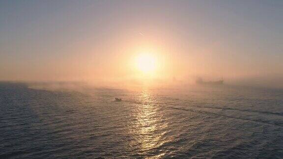金色海洋的日出和帆船在开放水域4k视频无人机拍摄