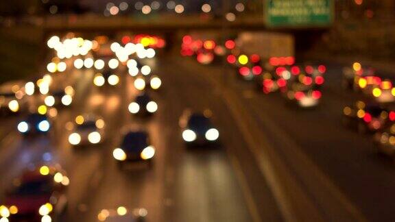 博凯:晚上在繁忙拥挤的多车道高速公路上神奇而模糊的车灯