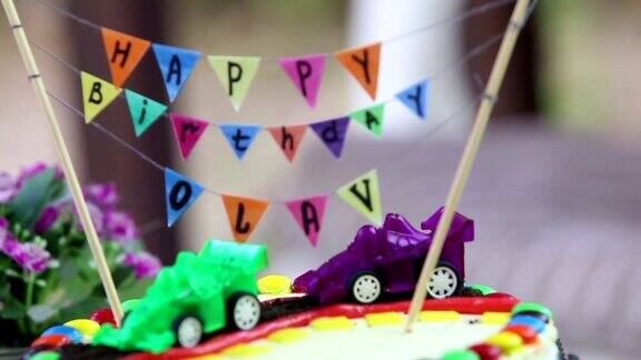 用玩具汽车装饰的奶油蛋糕