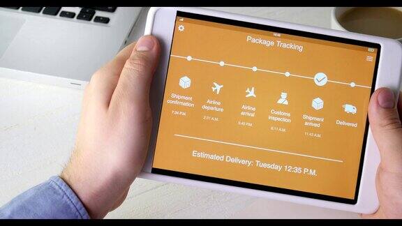 男子使用数字平板电脑应用程序跟踪他的包裹