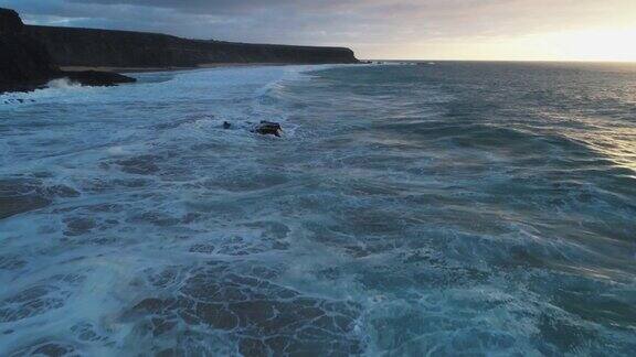 无人机拍摄日落时的大海和山崖