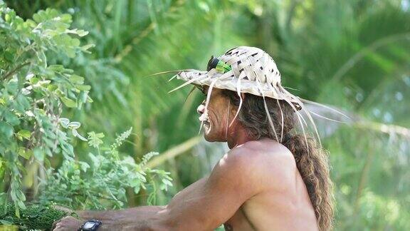 塔希提岛博拉博拉岛的传统塔希提人正在制作椰子叶帽子法属波利尼西亚