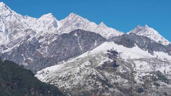 在印度喜马偕尔邦的马纳里冬季降雪后手持拍摄的积雪覆盖的山脉雪后的喜马拉雅山脉被雪覆盖自然背景