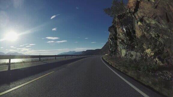 在挪威的山路上开车