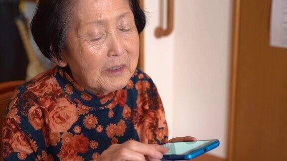 亚洲高级女性使用智能手机