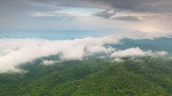 4K超延时视频:鸟瞰早晨的景色高山薄雾飘过雾或云的运动泰国南邦邦湄湄