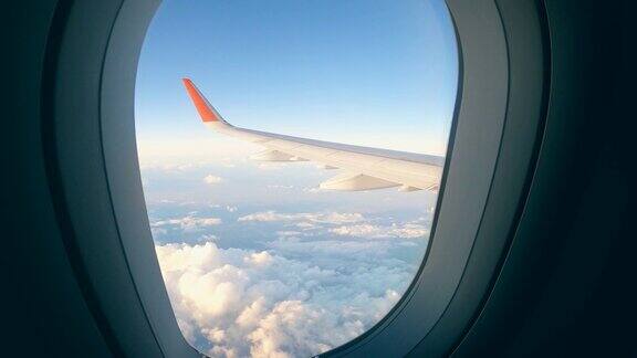 从飞机上看飞机机翼和云层