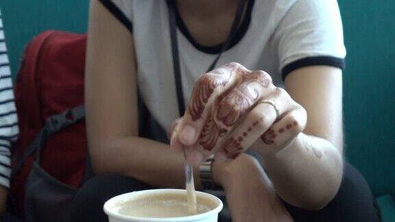 女人用手画曼海蒂搅拌咖啡放松时间