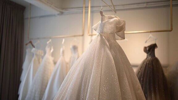 婚纱店的衣架上挂着漂亮的婚纱