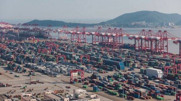 4K时间推移:鸟瞰图最大的工业港口与集装箱船