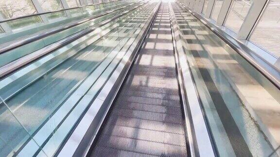 空扶梯下行背景概念运动路径移动走道在机场铁路候机楼直线平坦旅行