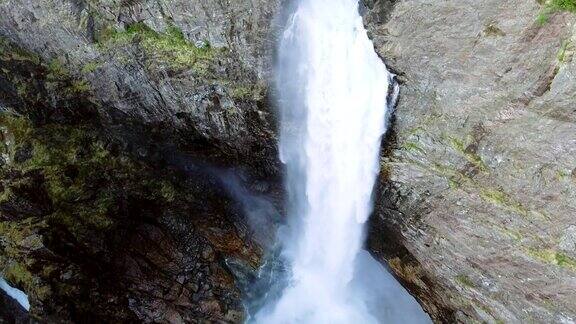挪威Manafossen瀑布的视频空中射击前视图