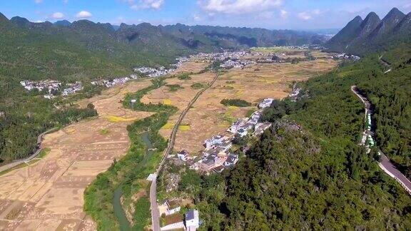 鸟瞰图水稻和中国传统绿色村庄山谷云南省中国