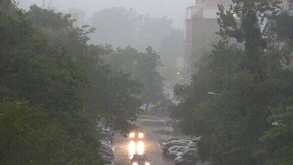 波兰城市的暴雨伴随着突然的暴风雨