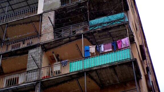 城市的贫困地区下雨时衣服挂在大楼的晾衣绳上