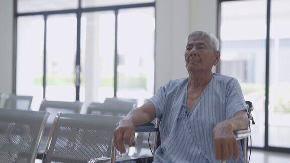 照片老年成年病人坐在轮椅上的医院