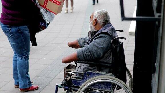 可怜的残疾人在街上乞讨