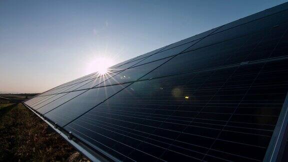 日落时分的太阳能电池板
