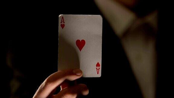 男性向镜头展示红心a幸运符扑克游戏获胜